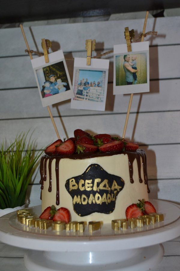 Торт «Клубничная нежность» с фото и ягодным декором