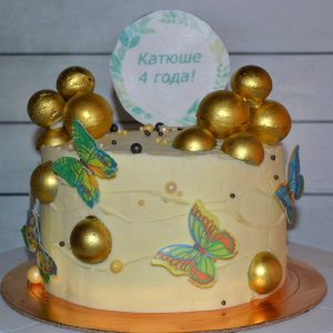 Торт «Красный бархат» с шоколадными сферами и бабочками