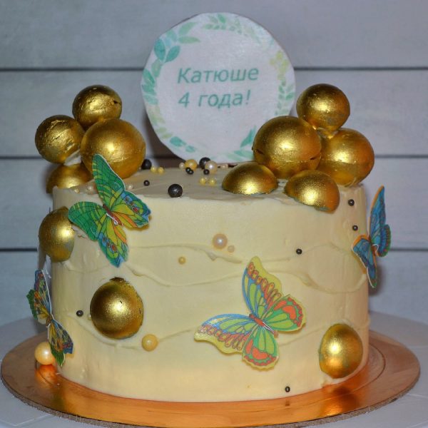 Торт «Красный бархат» с шоколадными сферами и бабочками