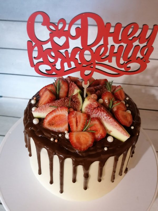 Торт Красный бархат с ягодным декором