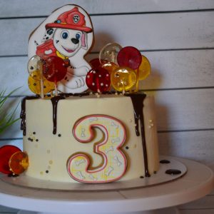 Торт «Красный бархат» с пряничным декором и леденцами