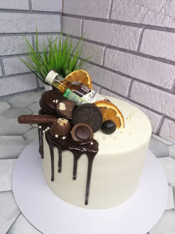 Торт Красный бархат, декор - конфеты и бутылочка с алкоголем