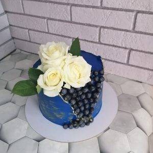 Торт Рафаэлло со свежими ягодами и живыми цветами