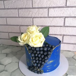 Торт Рафаэлло со свежими ягодами и живыми цветами