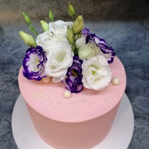 Торт Рафаэлло с живыми цветами и бусинами