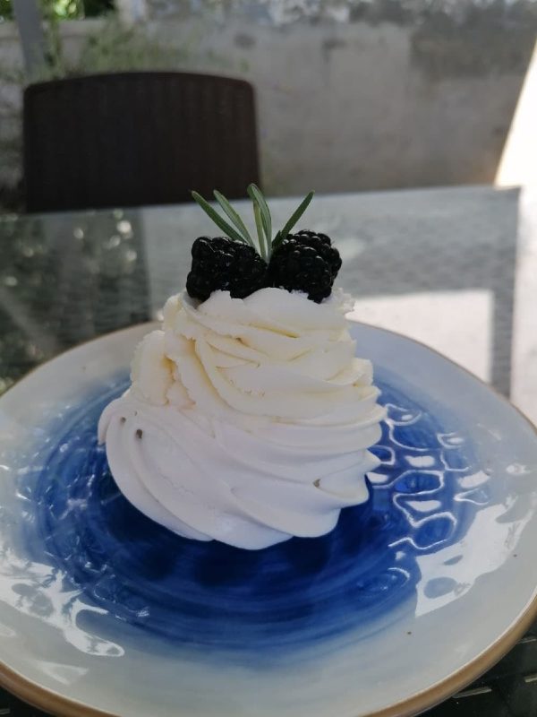 Пирожное Анна Павлова с малиновым конфи и шапочкой из крем чиза