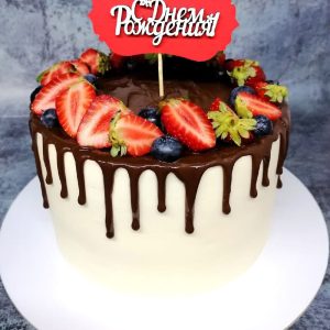 Торт красный бархат c вишней, шоколадными подтеками, ягодами и топпером