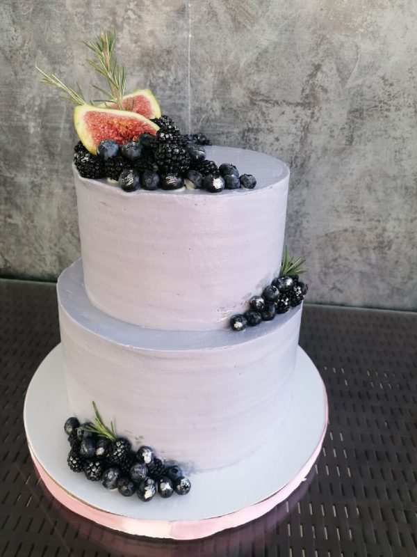 Свадебный торт Сникерс с ягодным оформлением