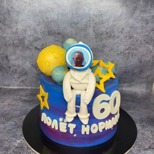 Торт «Ферреро Роше» с шоколадными сферами и космонавтом из мастики