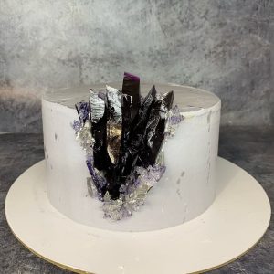 Торт «Фисташка-малина» с кристаллами из мармелад и изомальта