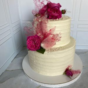 Двухъярусный торт на свадьбу или юбилей с живыми цветами и кружевами