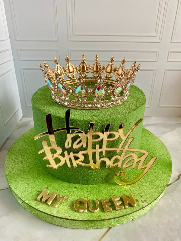 Торт «Красный бархат» с короной, акриловым топпером и шоколадными буквами