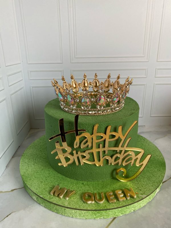 Торт «Красный бархат» с короной, акриловым топпером и шоколадными буквами