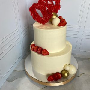 Свадебный торт «Пряная вишня» с шоколадными шарами, ягодами и сердцами