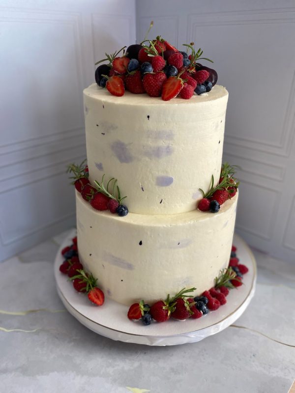 Двухярусный свадебный торт «Красный бархат» с ягодным декором
