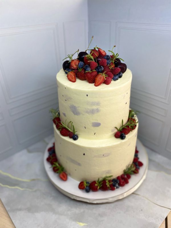 Двухярусный свадебный торт «Красный бархат» с ягодным декором