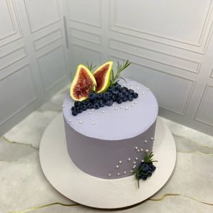 Торт «Красный бархат» на День рождения с ягодным декором