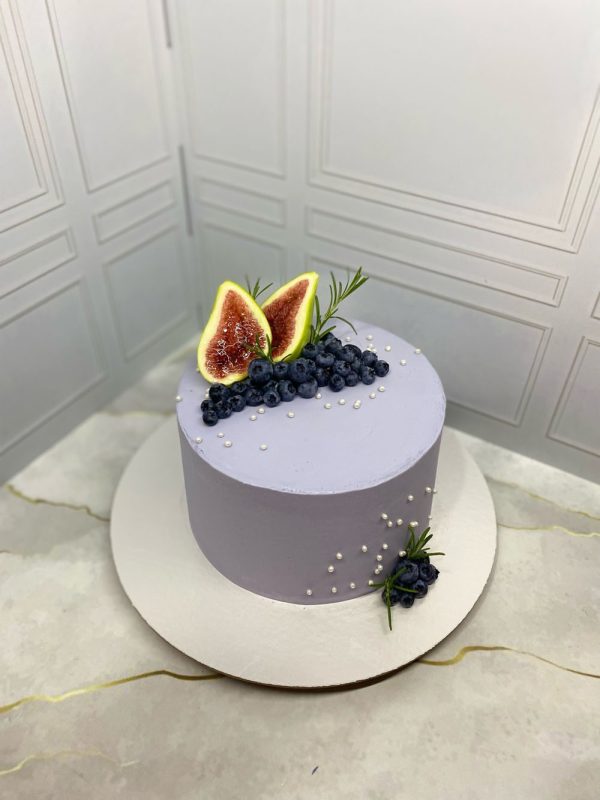 Торт «Красный бархат» на День рождения с ягодным декором