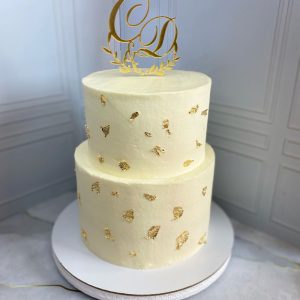 Свадебный торт с двумя начинками, декором из сусального золота и акриловым топпером