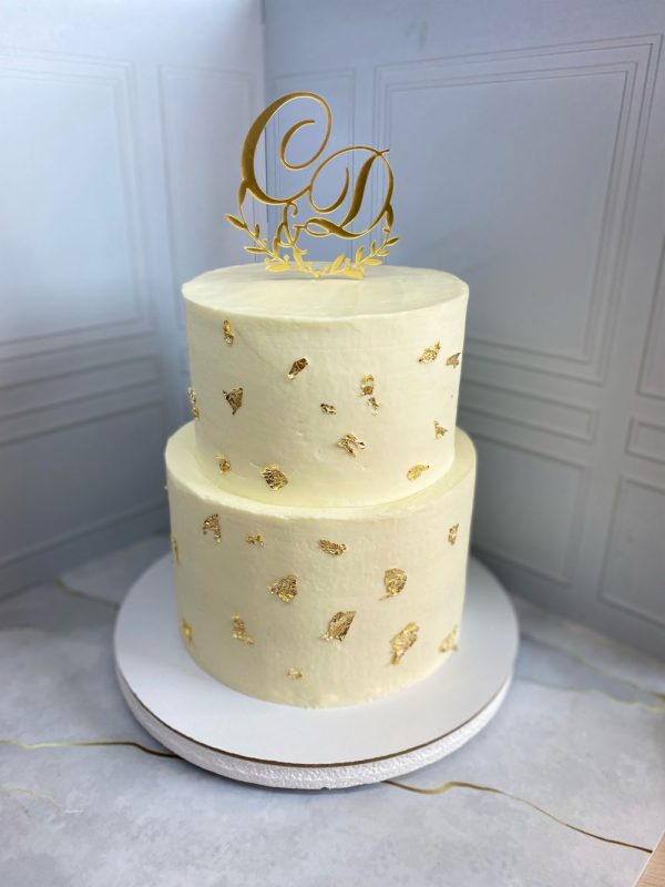 Свадебный торт с двумя начинками, декором из сусального золота и акриловым топпером