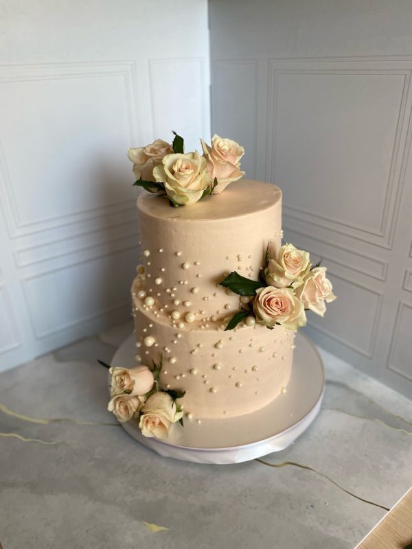 Двухъярусный свадебный торт «Ай-Петри» с бусинами и живыми цветами