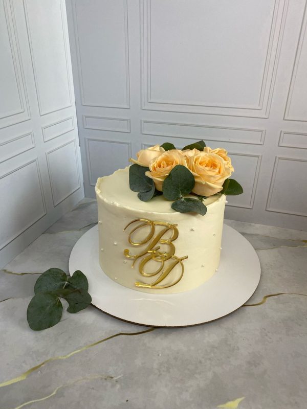 Свадебный торт «Орео с чизкейком внутри» с топпером и цветами