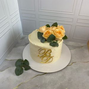 Свадебный торт «Орео с чизкейком внутри» с топпером и цветами