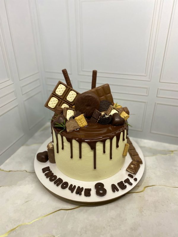 Торт «Клубничная нежность» с конфетами, печеньем и плитками шоколада