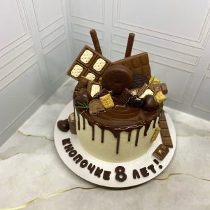 Торт «Клубничная нежность» с конфетами, печеньем и плитками шоколада