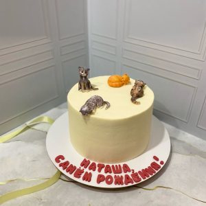Торт «Миндальный с голубым сыром и пряной грушей» с котиками из мастики