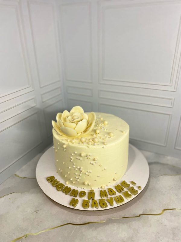 Торт «Малина-фисташка» для мамы и для бабушки с шоколадным цветком и текстом