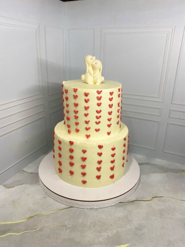Двухъярусный свадебный торт « Ай-Петри» с шоколадной фигуркой