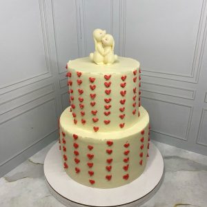 Двухъярусный свадебный торт « Ай-Петри» с шоколадной фигуркой