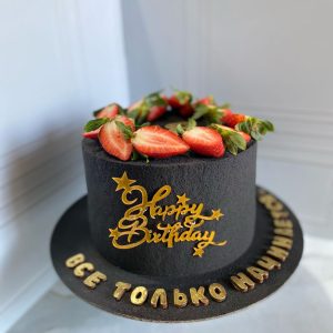 Торт «Клубничная нежность» с шоколадным велюром, текстом и клубникой