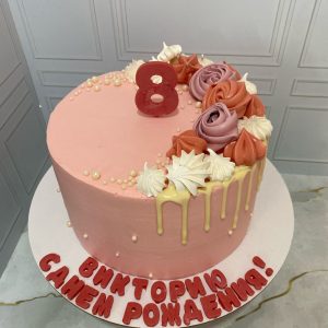 Торт «Клубничная нежность» с безе и шоколадными буквами