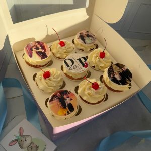 Ванильные капкейки с логотипом