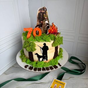 Торт для охотника на юбилей «Бисквитный медовик чёрная смородина»