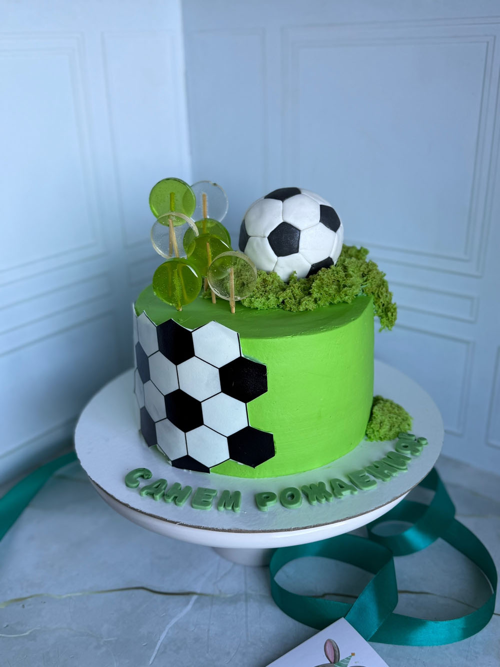 tort-dlya-futbolista-klubnichnaya-nezhnost-3