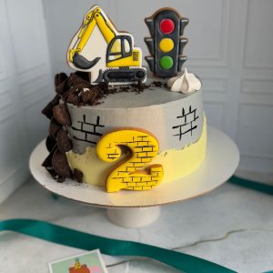 Торт для мальчика на 2 года «Сникерс» с экскаватором