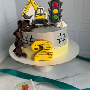 Торт для мальчика на 2 года «Сникерс» с экскаватором