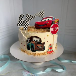 Торт для мальчика с Маквин на 4 года «Сникерс»