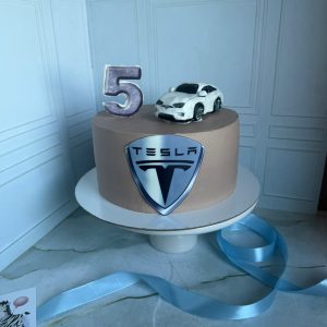 Торт с машиной для мальчика на 5 лет «Сникерс»