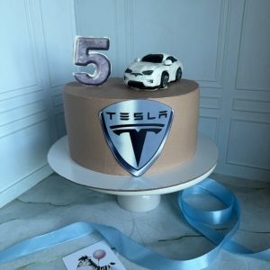 Торт с машиной для мальчика на 5 лет «Сникерс»