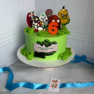 Торт растения против зомби для мальчика с начинкой «Сникерс»