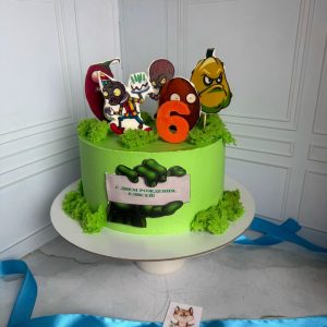 Торт растения против зомби для мальчика с начинкой «Сникерс»