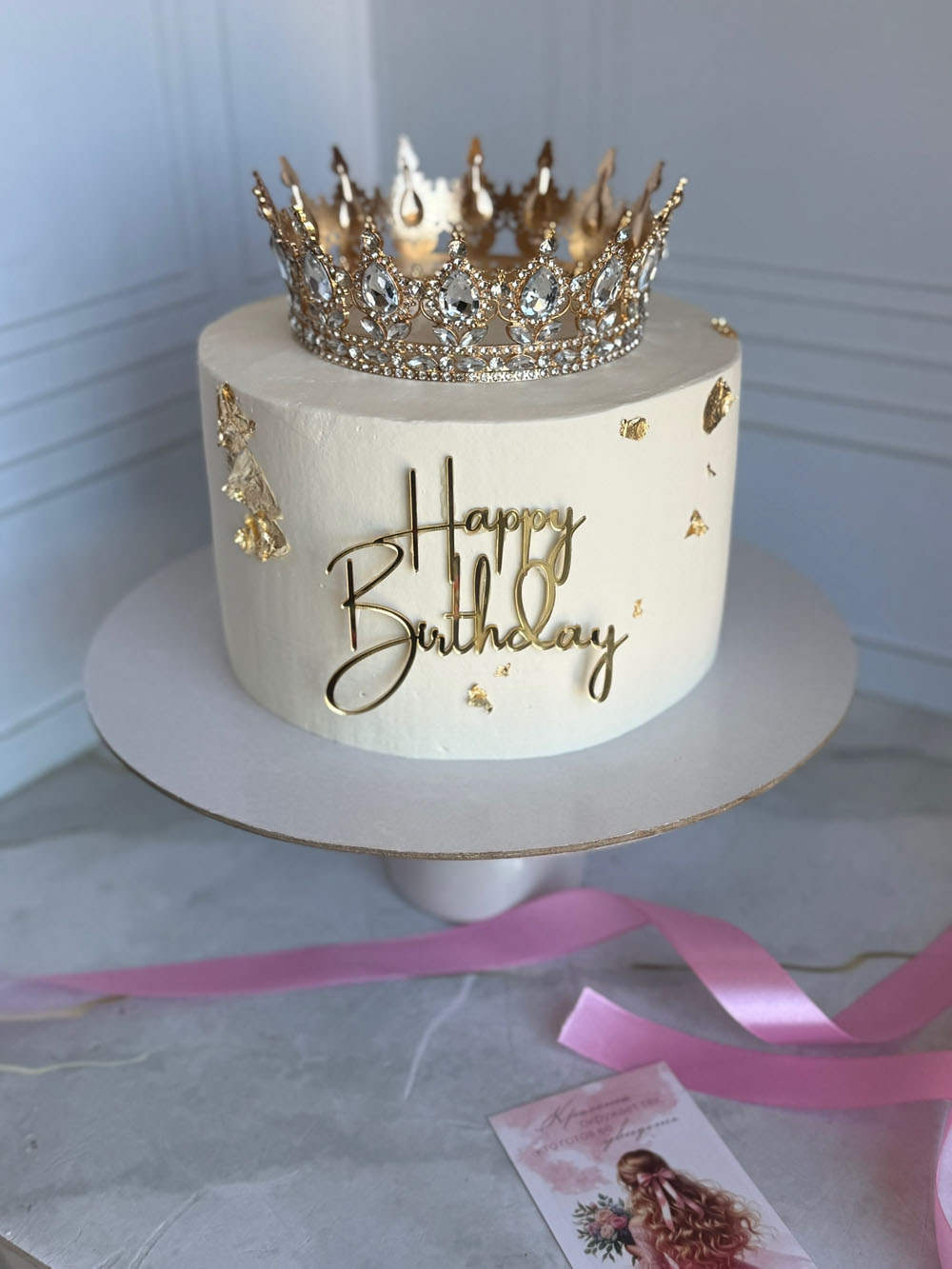 tort-s-koronoy-i-blestkami-baunti-2 Торт с короной и блестками «Баунти»