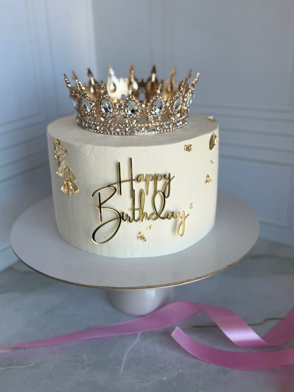 tort-s-koronoy-i-blestkami-baunti Торт с короной и блестками «Баунти»