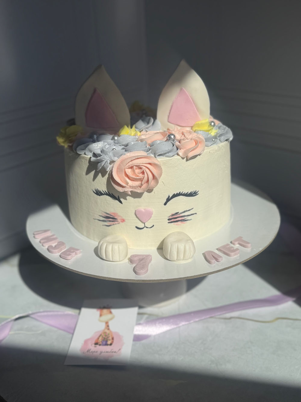 tort-kotik-dlya-devochki-s-nachinkoy-fistashka-malina-2
