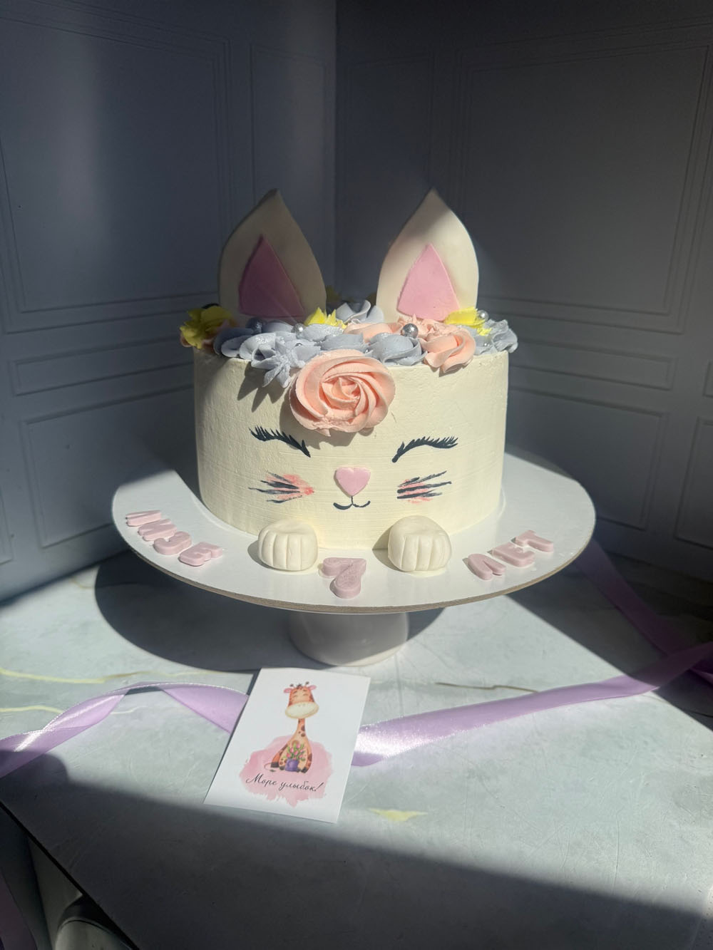 tort-kotik-dlya-devochki-s-nachinkoy-fistashka-malina-4 Торт-котик для девочки с начинкой «Фисташка-малина»